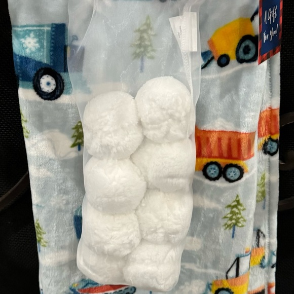 KIDS TRUCK & TRACTORS THROW BLANKET W/ A SET OF 8 INDOOR SNOWBALLS PLUSH NEW - Picture 11 of 11
